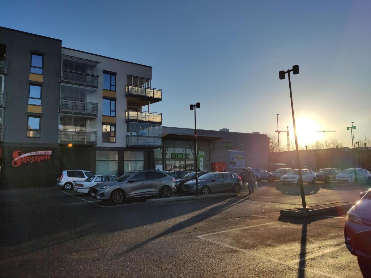 Renovated Semi- Basement 2 Bedrooms Furnished Apartment - Close To Everything In Moss Exterior foto