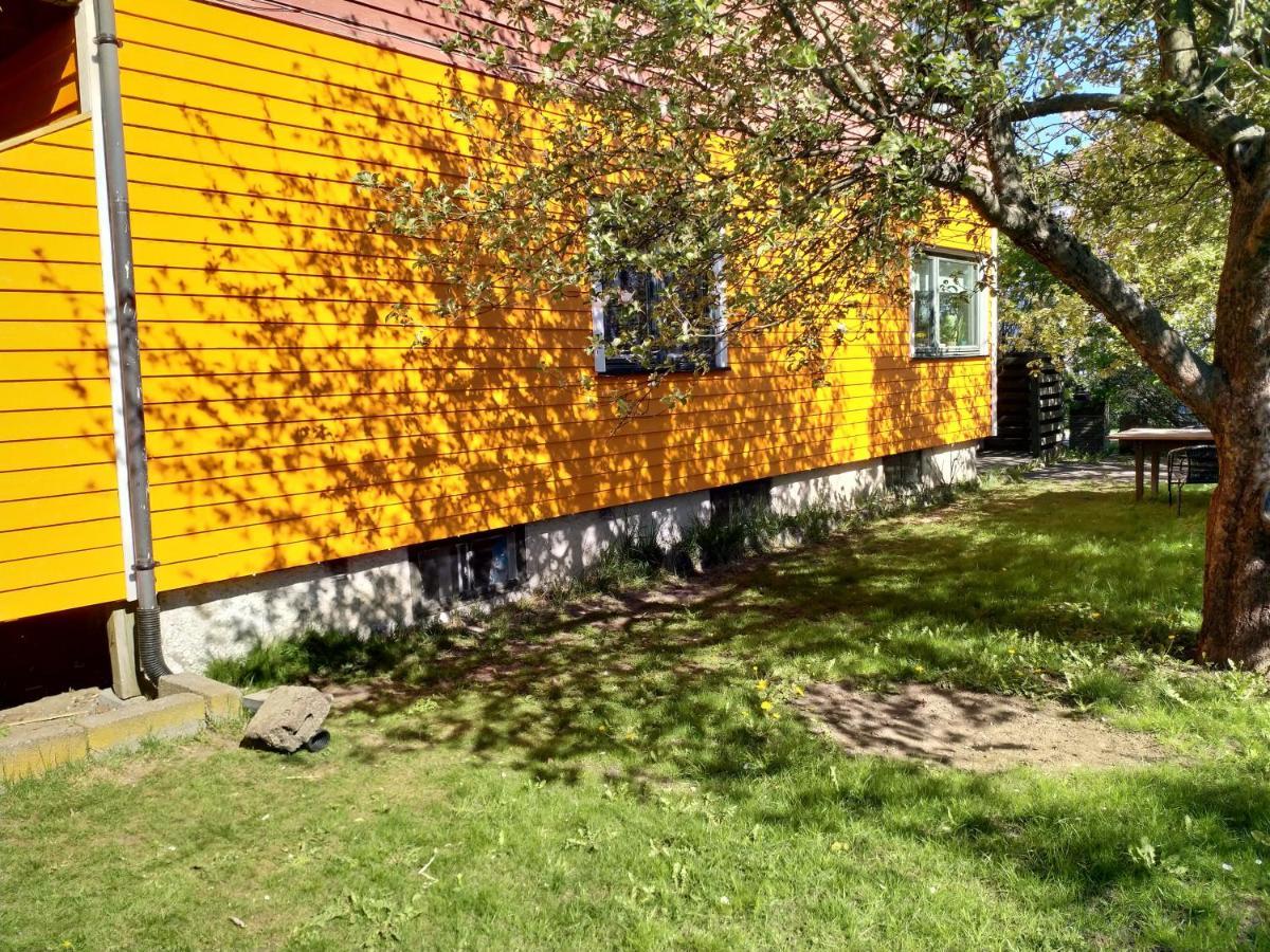 Renovated Semi- Basement 2 Bedrooms Furnished Apartment - Close To Everything In Moss Exterior foto