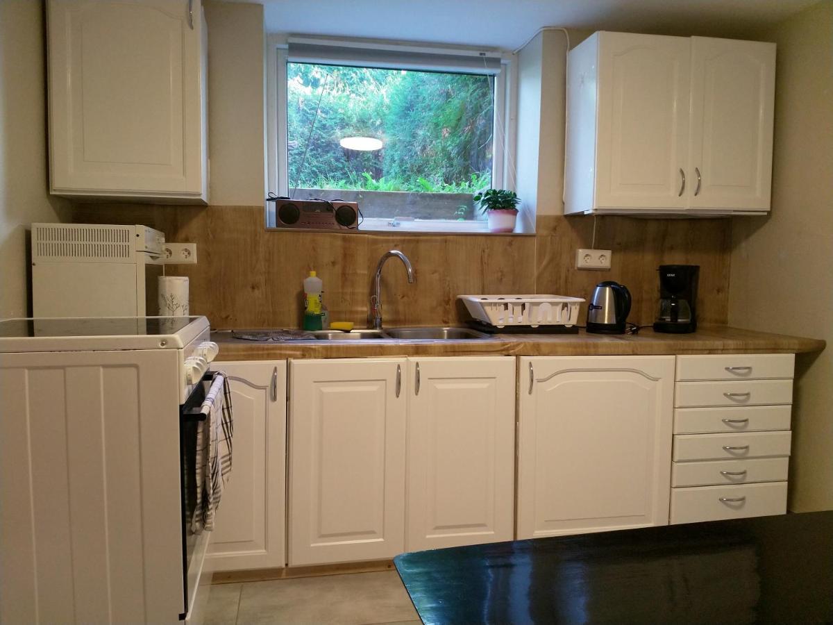 Renovated Semi- Basement 2 Bedrooms Furnished Apartment - Close To Everything In Moss Exterior foto